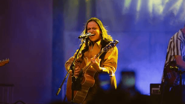 Júlia Dantas homenageia Marília Mendonça em show gratuito no RioMar Kennedy