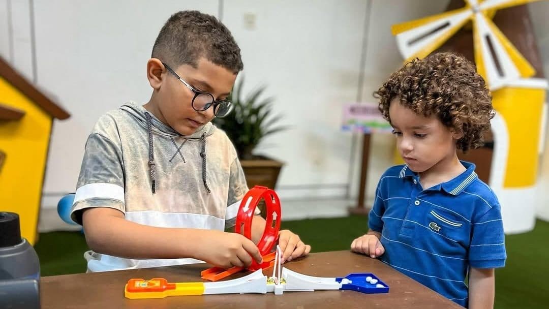 Shopping Benfica promove programação especial do Abril Azul com seminário sobre TEA e sessão de cinema gratuita