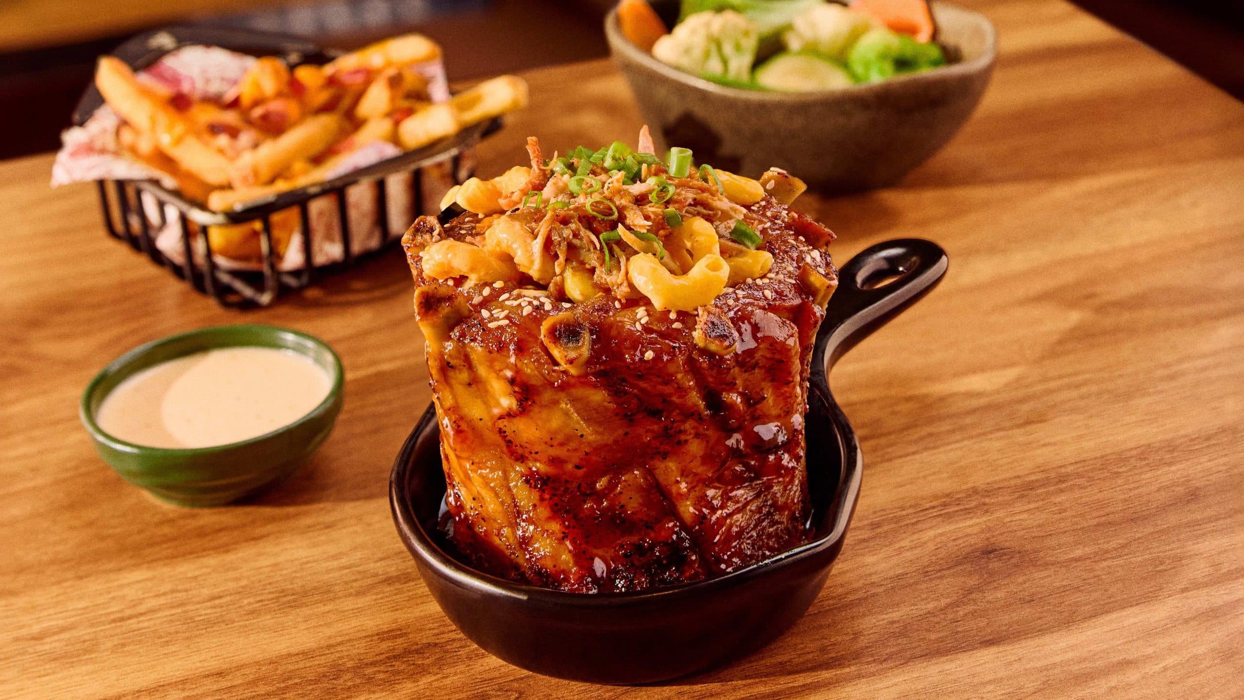Outback oferece bebida refil gratuita na compra da Ribs Rocker Crown por tempo limitado
