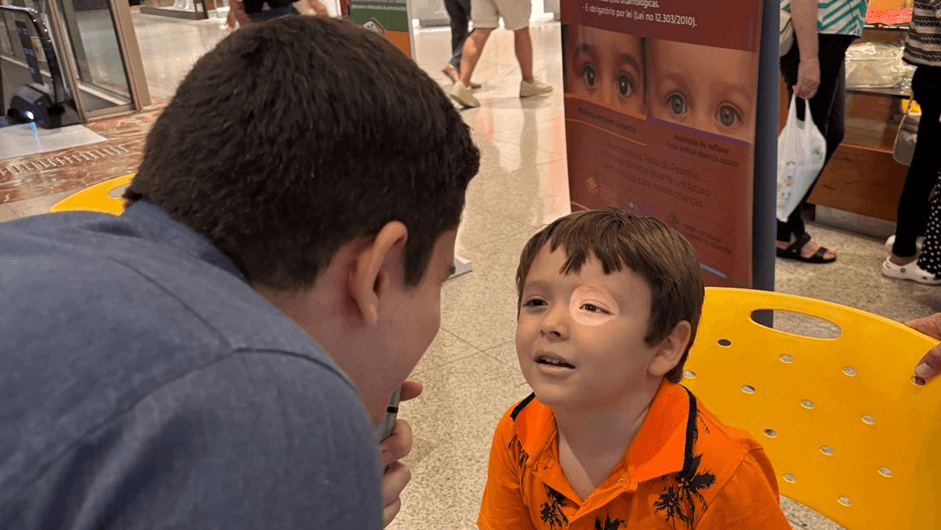 Caviver promove exames oculares gratuitos durante a campanha Abril Marrom no RioMar Fortaleza