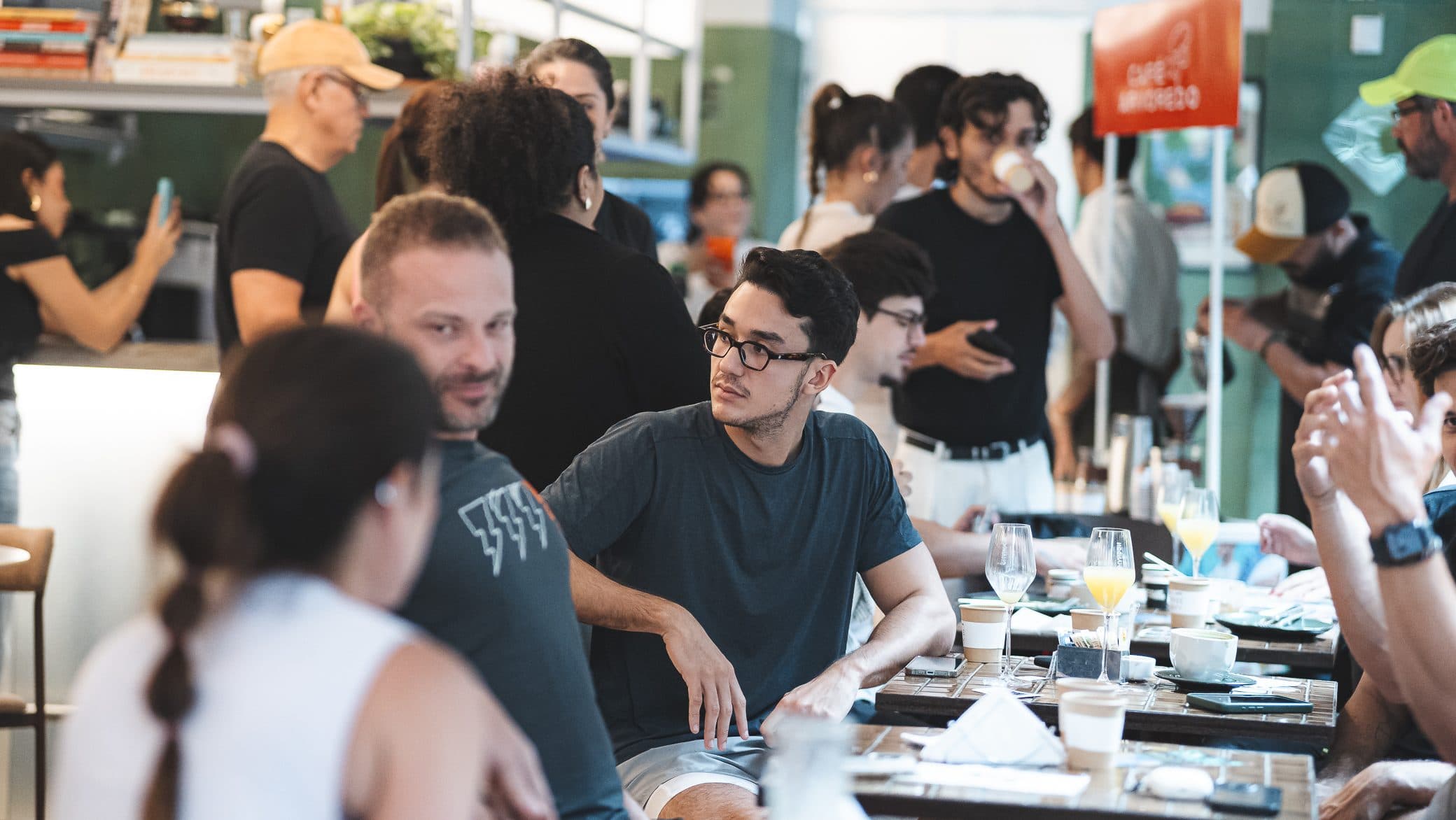 Eventos diurnos impulsionam tendência das “coffee parties” e movimentam espaços em Fortaleza
