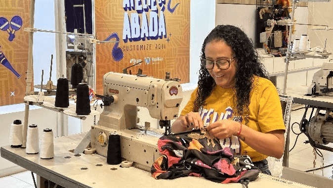 Costureiras de comunidades personalizam abadás para o Fortal em lojas sociais nos shoppings RioMar