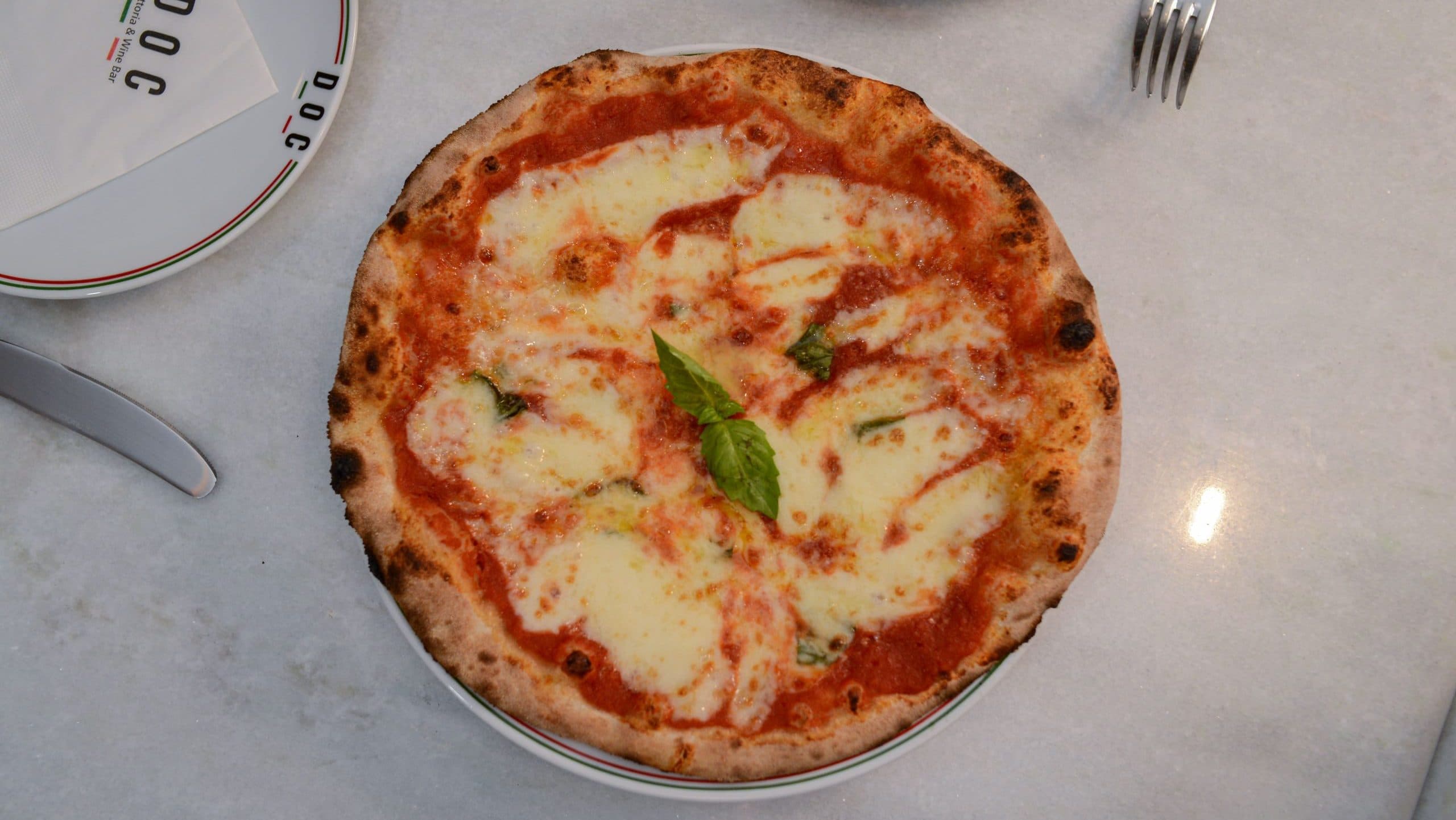 Dia da Pizza: DOC Pizza Artigianale & Cucina celebra data com 50% de desconto e aposta no conceito“Tonda Romana” como diferencial