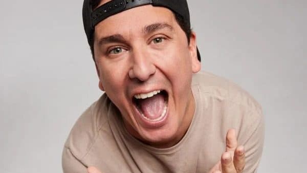 Rafael Portugal sobe aos palcos de Fortaleza  com show de humor no Theatro Via Sul