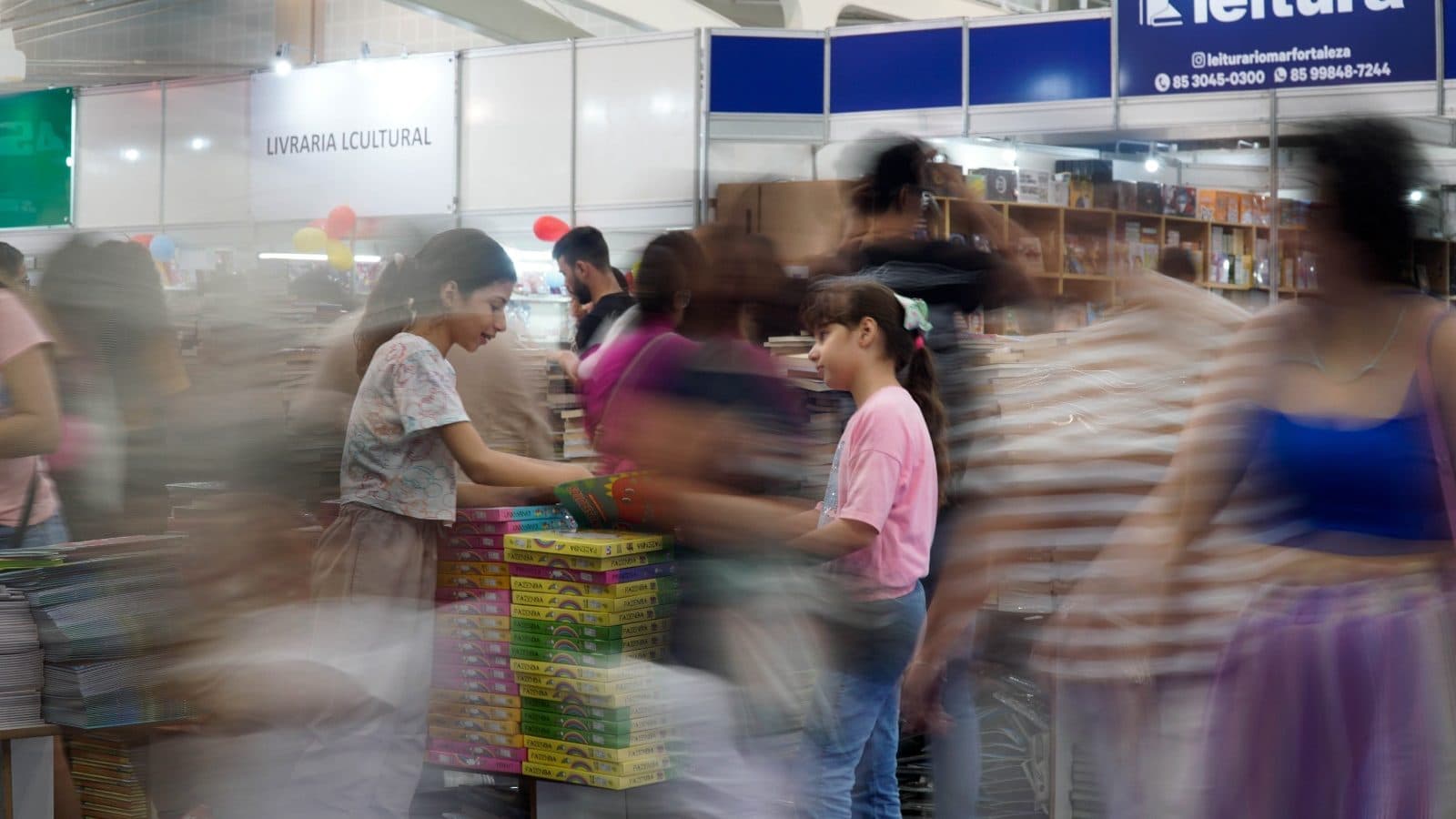 Domingão da literatura! Bienal recebe um mar de visitantes no primeiro fim de semana de programação