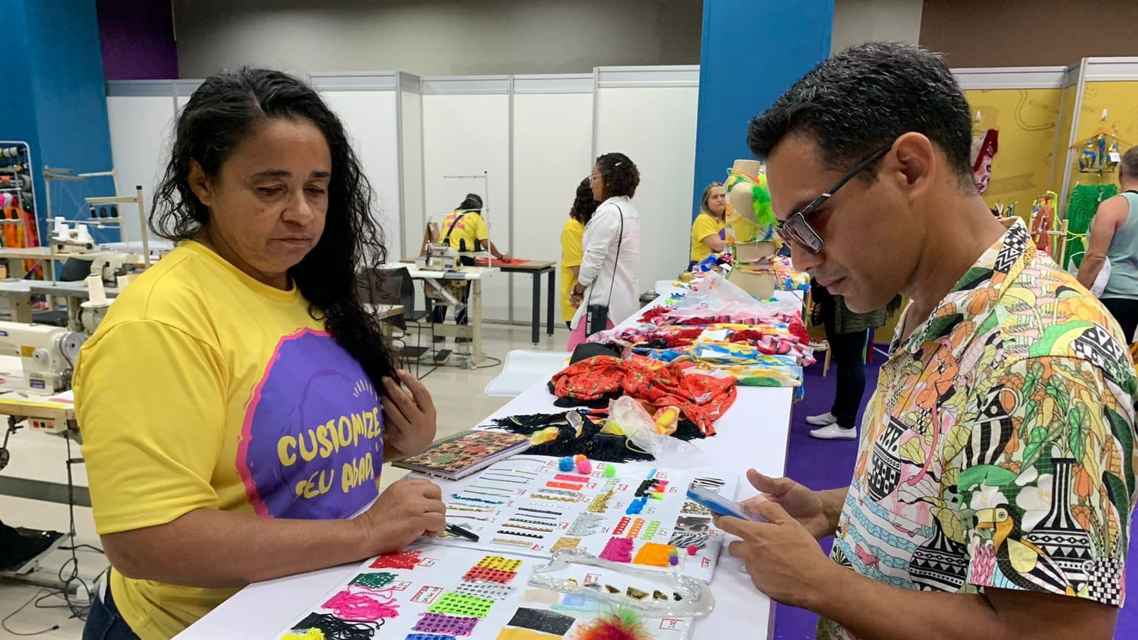 Costureiras do Vicente Pinzón oferecem serviço de customização de  abadás durante o período de pré-carnaval em Loja Social no RioMar Fortaleza
