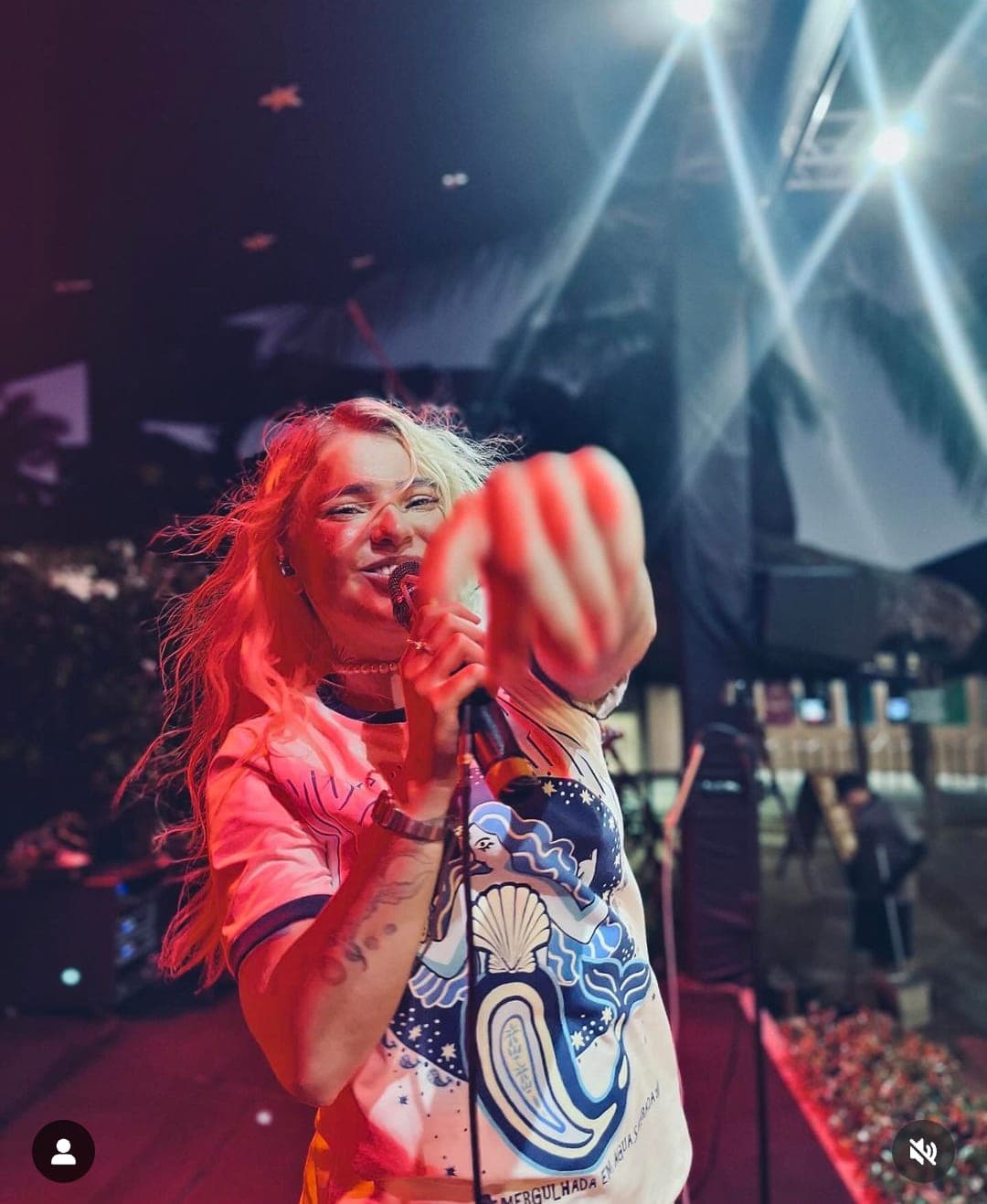 A cantora Camila Marieta fará um show gratuito nesta sexta-feira (15) na Vila Azul do Mar