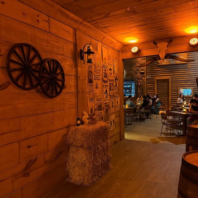Se você curte lugares diferentes e experiências que vão além do prato, precisa conhecer o Hurrah Saloon! 🍔🤠 O restaurante tem um clima ...