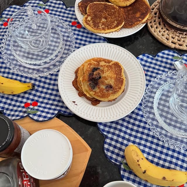 A gente ama uma panqueca americana, mas eis que as que sempre compramos estão em falta há algum tempo. Resolvemos fazer as nossas panquec...